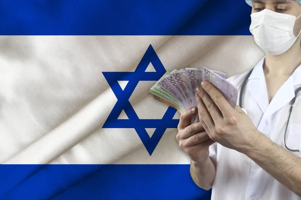 청진기를 의사는 이스라엘의 기증등을 바탕으로 지폐를 보유하고 — 스톡 사진