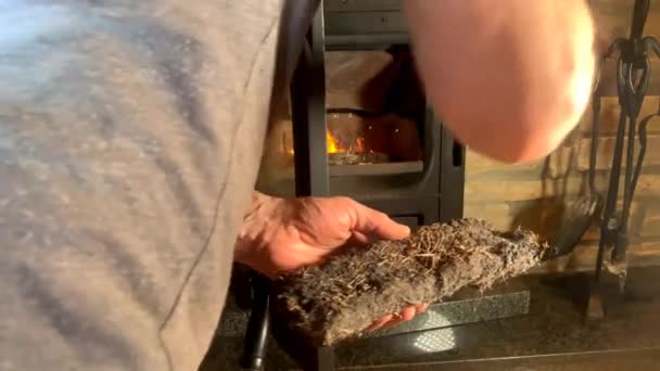 暖炉を溶かして薪と泥炭に火をつけ炉の概念を — ストック動画