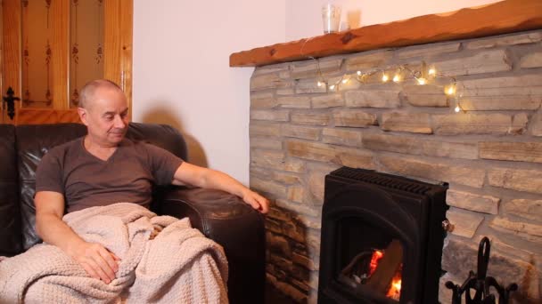 Homme Âge Moyen Assis Sur Canapé Cuir Près Une Pierre — Video