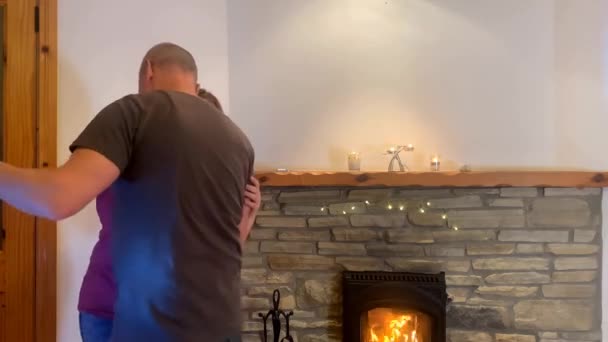 Pareja Hombre Mujer Mediana Edad Bailando Junto Chimenea Sonriendo Concepto — Vídeos de Stock