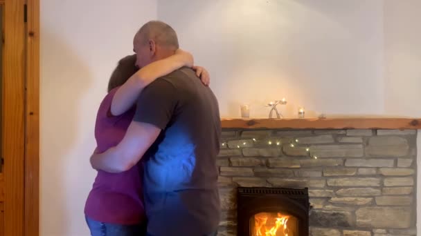 Pareja Hombre Mujer Mediana Edad Bailando Junto Chimenea Sonriendo Concepto — Vídeos de Stock