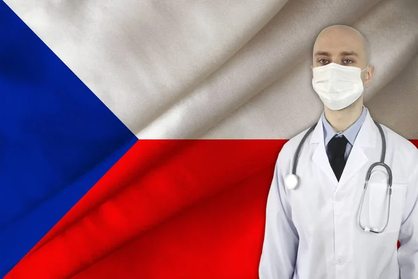 Médico Masculino Com Estetoscópio Contra Pano Fundo Bandeira Nacional Seda — Fotografia de Stock