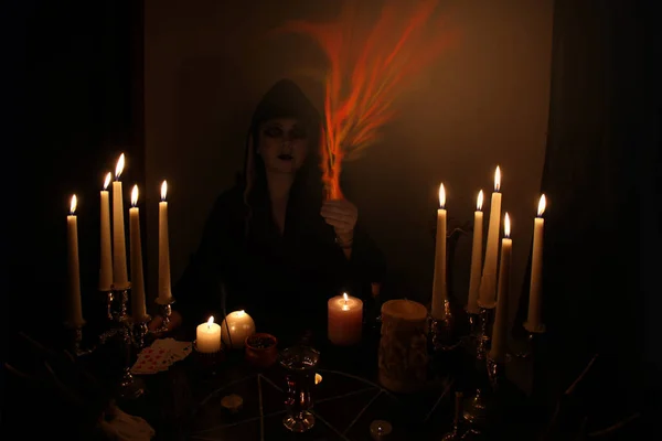 Женщина Волшебница Колдует Темной Комнате Свечи Горят Круглом Эзотерическом Столе — стоковое фото