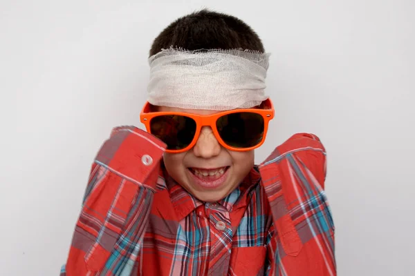 Ragazzo Occhiali Sole Scuri Camicia Quadri Testa Fasciata Con Emozione — Foto Stock