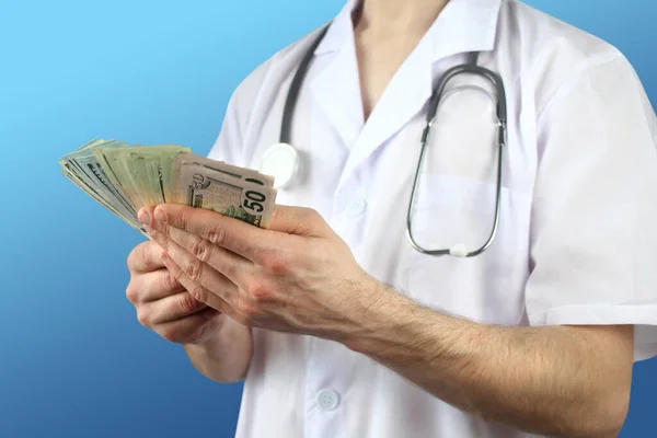 Męski Lekarz Masce Ochronnej Stetoskopem Trzyma Rękach Miłośnika Banknotów Dolary — Zdjęcie stockowe