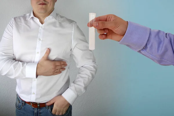 Hombre Con Una Camisa Blanca Aferra Pecho Área Del Corazón — Foto de Stock