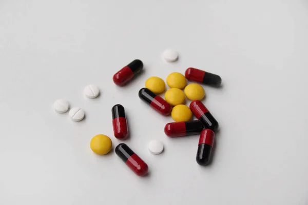 Medikamente Pillen Tabletten Liegen Auf Hellem Hintergrund Medizinisches Konzept Nahaufnahme — Stockfoto