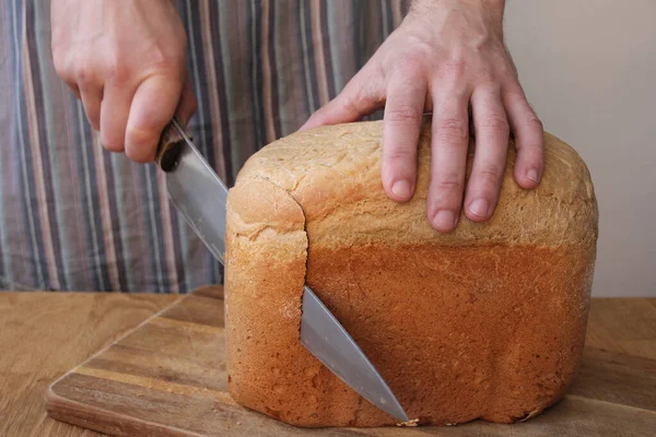 Uomo Tiene Mano Grosso Coltello Cucina Taglia Con Esso Pane — Foto Stock