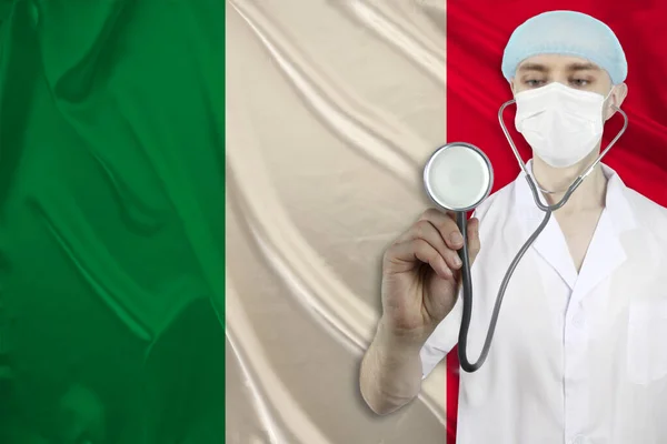 Médico Con Estetoscopio Fondo Bandera Nacional Seda Italia Concepto Atención — Foto de Stock