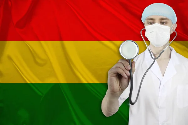 Médico Masculino Com Estetoscópio Fundo Bandeira Nacional Seda Bolívia Conceito — Fotografia de Stock
