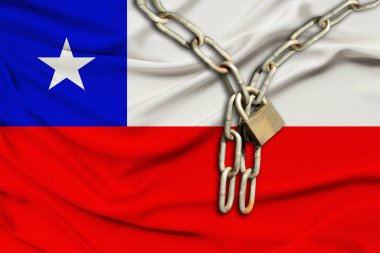 Demir zincir ve kilit Şili 'nin ipek ulusal bayrağında güzel katlar, turizm yasağı konsepti, siyasi baskı, suç, vatandaşların hak ve özgürlüklerinin ihlali