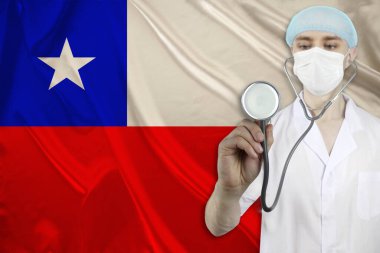 Şili 'nin ipek ulusal bayrağının arka planında steteskoplu erkek doktor, ulusal sağlık, sağlık, sigorta, turizm kavramı