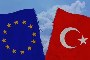 Yırtık kumaş üzerinde iki renkli bayrak, uluslararası ilişkilerin bir sembolü Türkiye ve AB, küresel iş kavramı, siyasi ve ekonomik ilişkilerin bozulması
