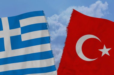 Yırtık kumaş üzerinde iki renkli bayrak, Türkiye ile Yunanistan arasındaki uluslararası ilişkilerin bir sembolü, küresel iş konsepti, siyasi ve ekonomik ilişkilerin bozulması