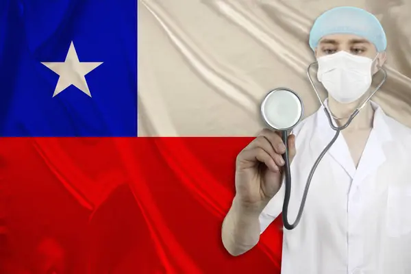 Médico Masculino Com Estetoscópio Fundo Bandeira Nacional Seda Chile Conceito — Fotografia de Stock