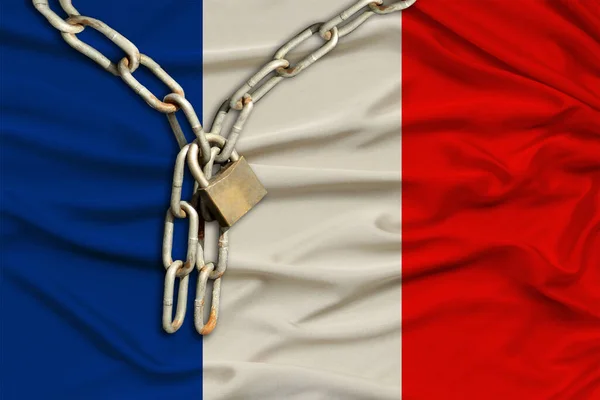 法国丝绸国旗上有美丽褶皱的铁链和城堡 禁止旅游的概念 政治压迫 侵犯公民权利和自由 — 图库照片