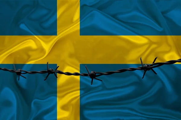 スウェーデン国家の絹の旗の背景に鉄の鉄条網 犯罪者のための投獄の概念 包囲地域のために — ストック写真