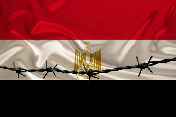 Mısır Devletinin Ulusal Ipek Bayrağının Arka Planında Demir Dikenli Tel — Stok fotoğraf