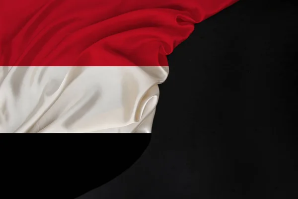 Μεταξωτή Εθνική Σημαία Κράτους Της Υεμένης Διπλωμένη Απαλές Πτυχώσεις Μαύρη — Φωτογραφία Αρχείου