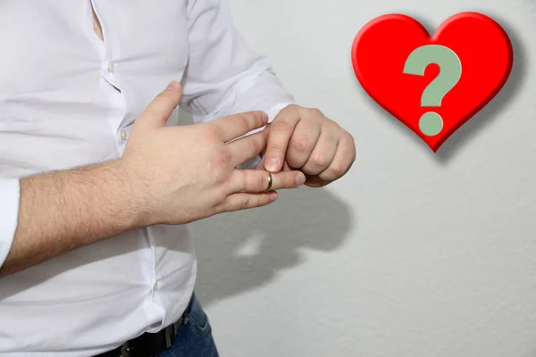Beyaz Gömlekli Genç Adam Parmağındaki Altın Alyansı Çıkartıyor Evlilik Kavgası — Stok fotoğraf