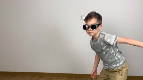 Petit Garçon Dans Des Lunettes Danse Altruiste Une Danse Drôle — Video