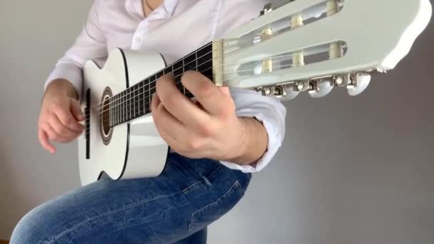 Мужчина Белой Рубашке Играет Шестиструнной Классической Гитаре Дома Концепт Арт — стоковое видео