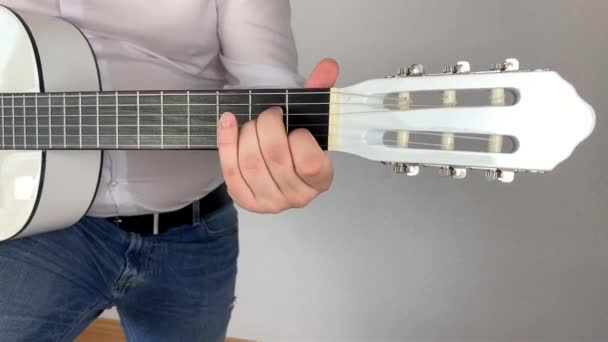 Homem Camisa Branca Toca Guitarra Clássica Seis Cordas Casa Conceito — Vídeo de Stock