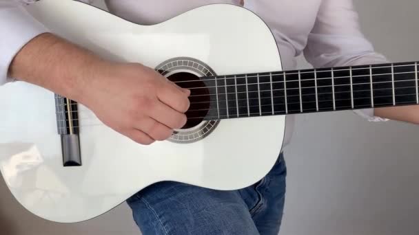 Homem Camisa Branca Toca Guitarra Clássica Seis Cordas Casa Conceito — Vídeo de Stock