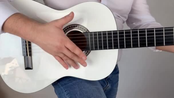 穿着白衬衫的男人在家里弹六弦古典吉他 概念艺术 — 图库视频影像