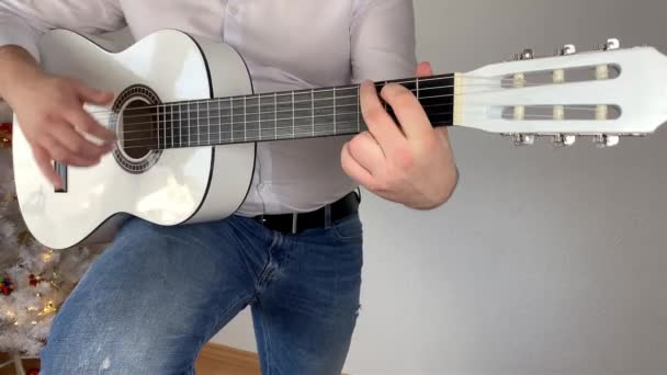 Hombre Camisa Blanca Toca Guitarra Clásica Seis Cuerdas Casa Arte — Vídeo de stock