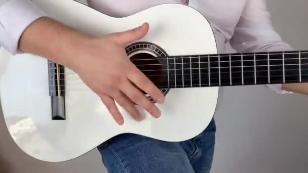 Beyaz Gömlekli Adam Evde Altı Telli Klasik Gitar Çalıyor Konsept — Stok video