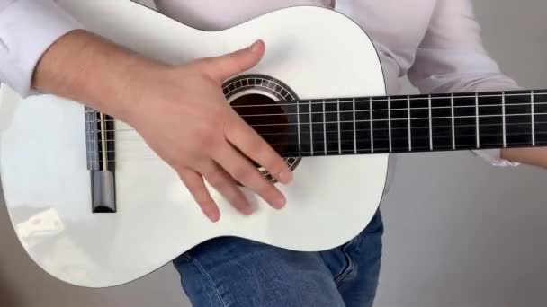 Чоловік Білій Сорочці Грає Шестиструнній Класичній Гітарі Вдома Концептуальне Мистецтво — стокове відео