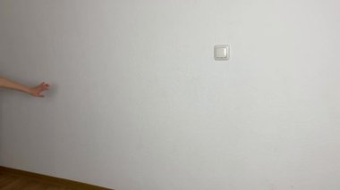 Gözlüklü küçük çocuk özverili bir şekilde dans eder komik bir dans eder ve etrafta maskaralık yapar, yaratıcı bir konsept.