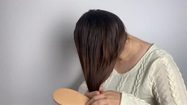 Beyaz Elbiseli Avrupalı Genç Kız Evde Doğal Uzun Saçlarını Tarıyor — Stok video