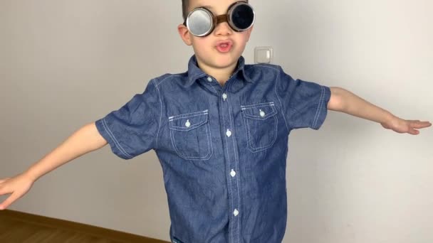 Niño Gafas Baila Desinteresadamente Baile Divertido Tontos Alrededor Concepto Creativo — Vídeos de Stock