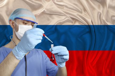 Bilim adamı, doktor kan testi yapar, aşı geliştirir, Rusya 'nın ipek bayrağının arka planında ilaç üretir, SARS virüsüne karşı aşı kavramı, koronavirüs, COVID-19, grip, enfeksiyon