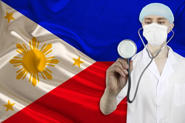 Médico Varón Con Estetoscopio Fondo Bandera Nacional Seda Las Filipinas —  Fotos de Stock