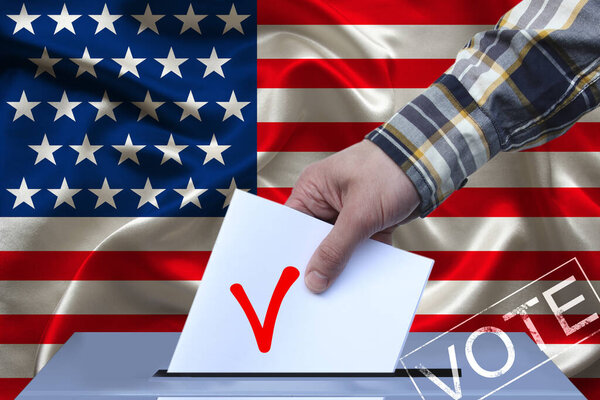 мужская рука избирателя опускает бюллетень в урну для голосования на фоне национального флага США, концепции выборов в государстве
