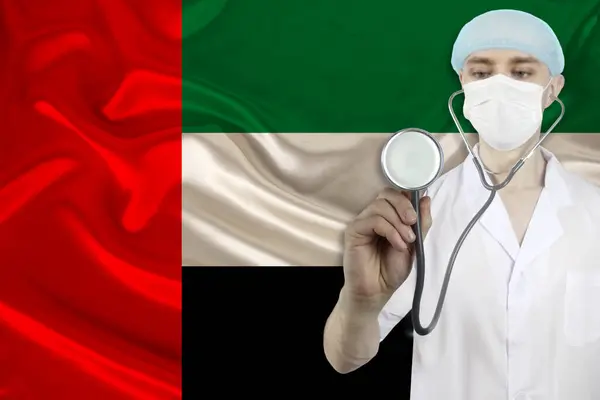 Médico Varón Con Estetoscopio Fondo Bandera Nacional Seda Aoe Emiratos — Foto de Stock