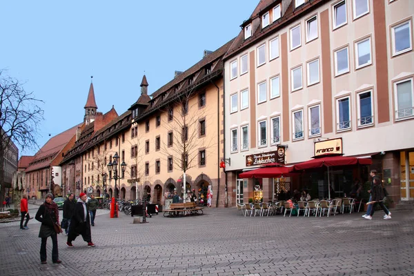 Nurnberg, Almanya - Şubat 2020: İnsanlar ve turistler, antik Bavyera şehri Nürnberg 'in meydanında yürüyorlar