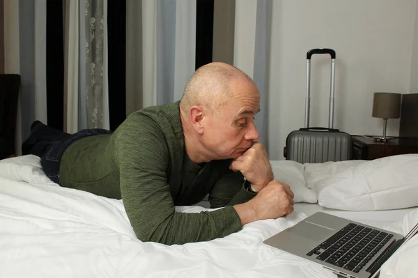 Velho Homem Pensativo Seriamente Encontra Frente Laptop Descansando Cabeça Sua — Fotografia de Stock