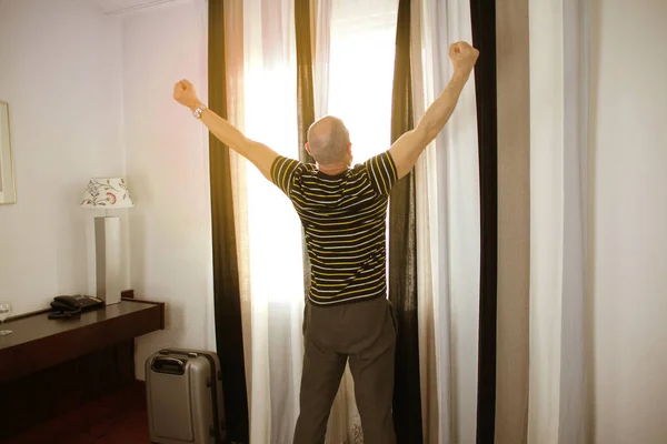Kopasz Férfi Öreg Egy Napfényes Ablak Előtt Áll Egy Hotelben — Stock Fotó