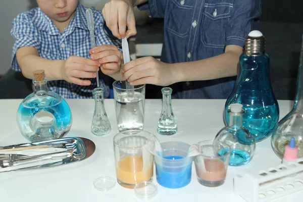 Children Elementary School Boys Conduct Chemical Experiments Colored Liquids Glass — Stock Photo, Image