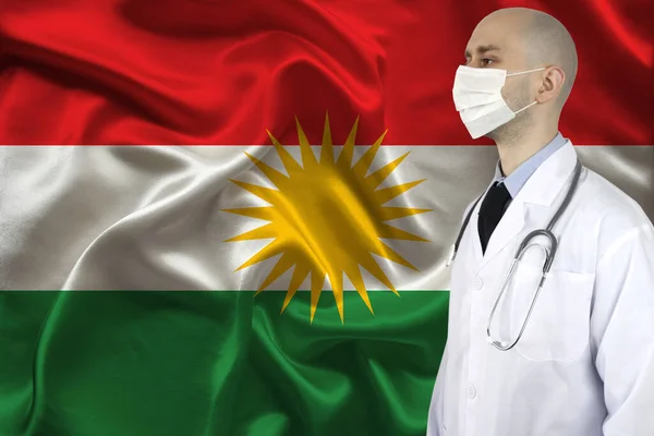Médecin Masculin Avec Stéthoscope Sur Fond Soie Drapeau National Kurdistan — Photo