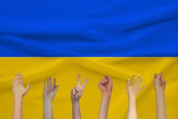 Wiele Podniesionych Rąk Ludzi Tle Kolorowego Jedwabnego Flagi Państwowej Miękkimi — Zdjęcie stockowe