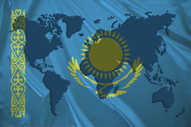 Modern Kazakistan 'ın ipek milli bayrağında turizm, seyahat, göç, küresel ticaret kavramına sahip bir dünya haritasının silüeti.