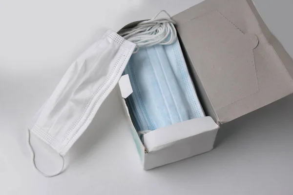 Tek kullanımlık koruyucu maskeler, virüse karşı bireysel koruma kavramı, COVID-19 koronavirüs, grip, enfeksiyon