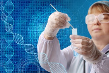 Bilim adamı, doktor bir laboratuvar tüpü tutuyor ve DNA, patoloji, virüsler, konsept bakterioskopik araştırma metodu için biyolojik materyal testi yapıyor.