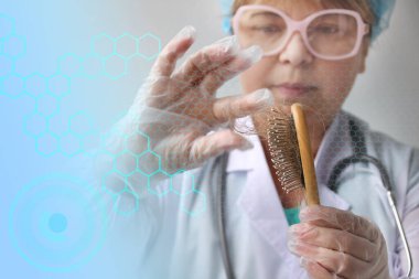 Eczacı, bilim adamı, doktor bir tarak tutuyor ve DNA, patoloji, mavi sanal görüntü, konsept araştırma metodu için biyolojik materyal testi için saçı alıyor.