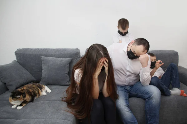 Casal Jovem Triste Duas Crianças Estão Sentadas Uma Sala Sofá — Fotografia de Stock